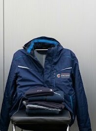 Ein freier Stuhl, auf dem eine Gregori-Arbeitsjacke und Arbeitskleidung liegen – symbolisch für einen offenen Arbeitsplatz